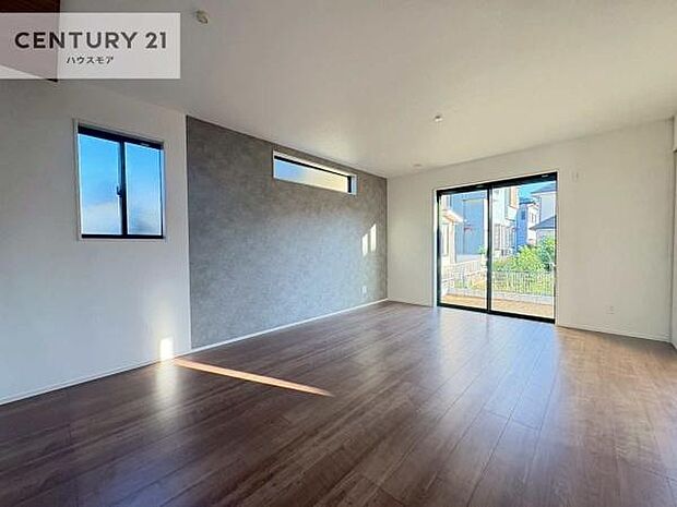 大きな窓からたっぷりの陽ざしが入る明るいリビング。開放感のあるリビングで家族団らんのくつろぎの時間を過ごせます。