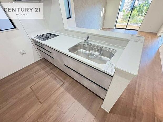 大人気の対面式システムキッチンを採用しています!ご家族のコミュニケーションが自然と増える設計です。お子様にも目が届くので嬉しいですね。広々使えて快適に作業が進みます。