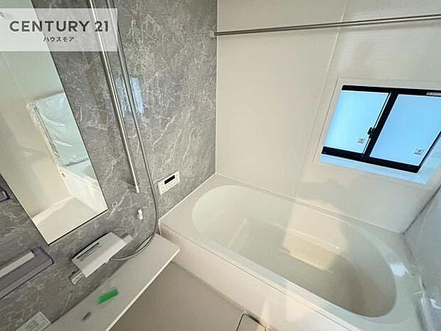 落ち着きある大人の雰囲気のバスルームは、味が出ていてバスタイムが充実!お仕事頑張っているご褒美にお好みの匂いの入浴剤を入れて、楽しんでみてはいかがでしょうか?