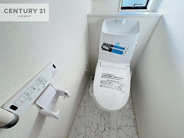 清潔感のある色味のお手洗いです!さわやかでスッキリする空間です!白を基調としているので、お手入れがしやすいトイレです!