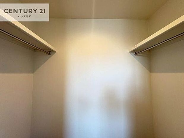 ウォークインクローゼット付きです。たくさんのお洋服などを収納しておけそうですね!他にも扇風機や加湿器など季節物の大きな家電も収納できます。