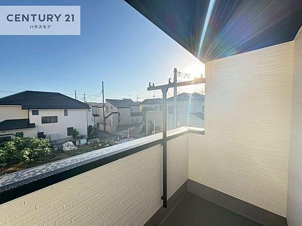 広々としたバルコニーで一日の始まりをスタート!お洗濯ものをたっぷり気持ちよく干せます!