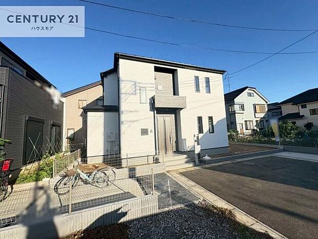 駐車スペースは3台分あります!セカンドカーはもちろん、バイクや自転車なども置き場所に困りません。