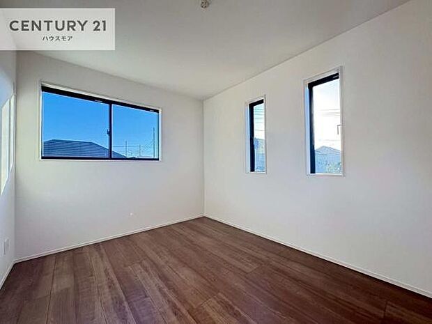 2面採光を確保した明るい室内は、風通しも良く、明るく大変居心地の良い空間となっております。リラックスして過ごせる心地の良いお部屋です!朝の目覚めがスッキリしますね!