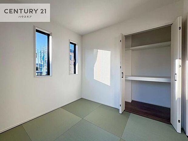 リビングと隣接した和室です!家事の休憩スペースやキッズスペースとして活用するのもよさそうですね!和室の使い方は無限大!収納スペースもたっぷりです!