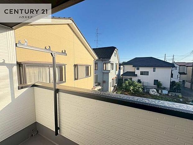 晴れた日には青い空を見渡せる開放的な時間を楽しめます。気持ちの良い風が通り抜ける街並みです!