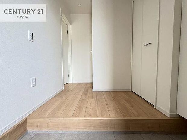 疲れて帰ってきても、ただいま!を言いたくなる、優しく迎え入れてくれる空間になっています。明るく温もり溢れる玄関です!