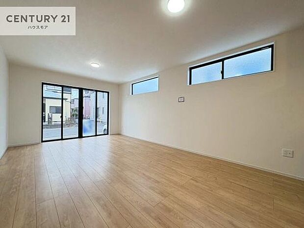 大きな窓からたっぷりの陽ざしが入る明るいリビング。開放感のあるリビングで家族団らんのくつろぎの時間を過ごせます。