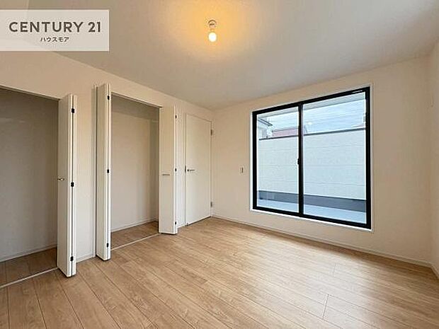 バルコニーに面している洋室です。明るく温もりがあり、換気もしっかりできます!朝起きて、外に出て背伸びをしつつ深呼吸をし良い朝を迎え入れることができます。