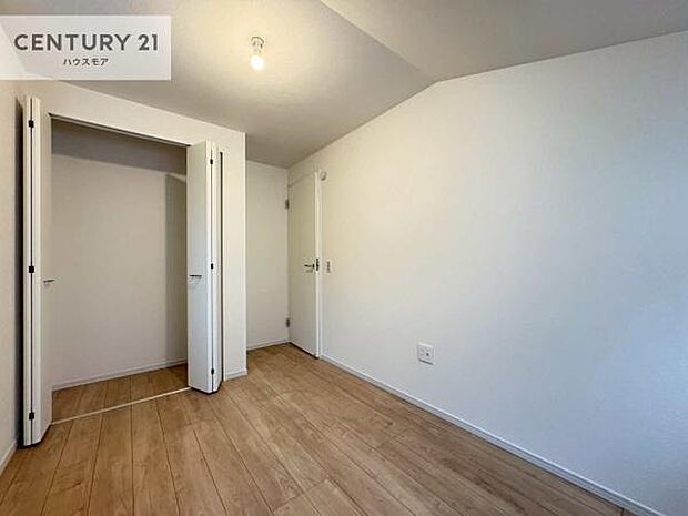 掃き出し窓がないお部屋は、お子様のお部屋としても安心です!収納スペースも充実しているので散らかったお部屋をサッと片付けられます!