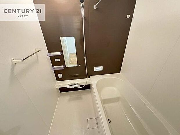 落ち着きある大人の雰囲気のバスルームは、シックなデザインでバスタイムが充実!お仕事頑張っているご褒美にお好みの匂いの入浴剤を入れて、楽しんでみてはいかがでしょうか?