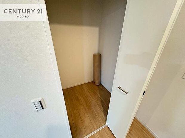 ウォークインクローゼット付きです。たくさんのお洋服などを収納しておけそうですね!他にも扇風機や加湿器など季節物の大きな家電も収納できます。