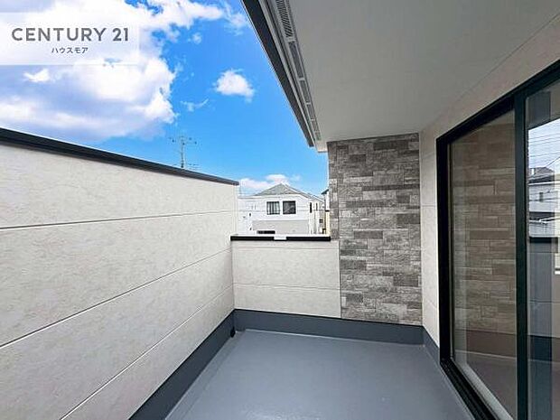 陽当たり良好なバルコニーです!晴れた日には青い空を見渡せる開放的な時間を楽しめます。