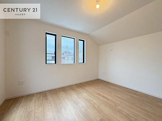 優しい光が差し込む洋室は、朝の目覚めも気持ちが良さそうですね。おうち時間もゆったりと過ごすことができます。