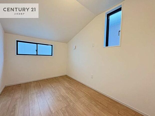 2面採光を確保した明るい室内は、風通しも良く、明るく大変居心地の良い空間となっております。リラックスして過ごせる心地の良いお部屋です!朝の目覚めがスッキリしますね!