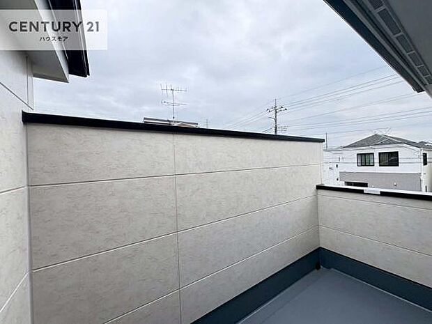 晴れた日には青い空を見渡せる開放的な時間を楽しめます。気持ちの良い風が通り抜ける街並みです!