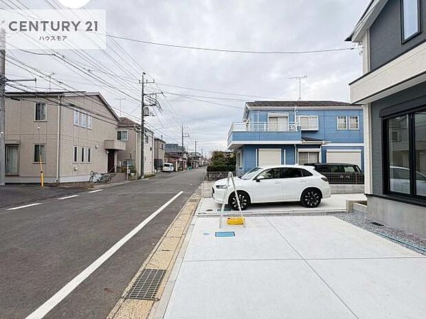 前面道路8m!陽当り良好な立地です。車庫入れが苦手な方も安心ですね。