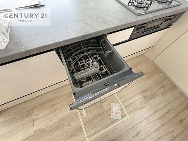 食洗機付き!忙しい時や冬場は手荒れ防止として大活躍します!ビルトイン仕様なので、場所も取らず調理スペースも広く使えて手際よく作業が出来ます!
