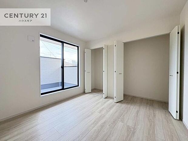 バルコニーに面した洋室。優しい光が差し込む洋室は、朝の目覚めも気持ちが良さそうですね。おうち時間もゆったりと過ごすことができます。