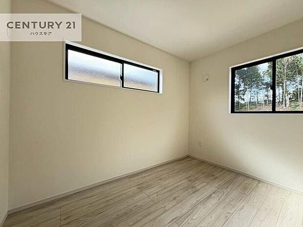 掃き出し窓がないお部屋は、お子様のお部屋としても安心です!収納スペースも充実しているので散らかったお部屋をサッと片付けられます!