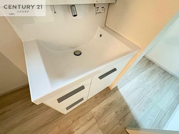 深い洗面台ボウルは、水が跳ねにくいのでお手入れが楽々!清潔感が保てます!キレイな洗面所で自分磨きのモチベーションが上がりますね!