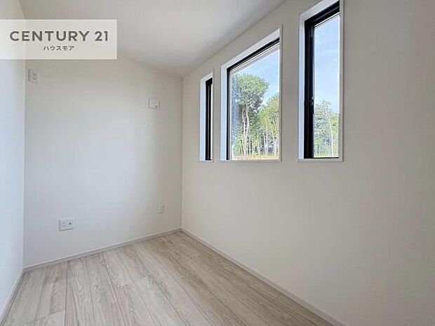 優しい光が差し込む洋室は、朝の目覚めも気持ちが良さそうですね。おうち時間もゆったりと過ごすことができます。