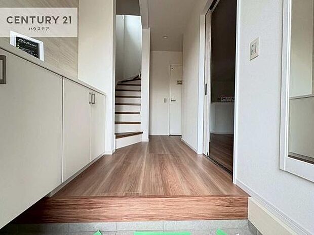 疲れて帰ってきても、ただいま!を言いたくなる、優しく迎え入れてくれる空間になっています。明るく温もり溢れる玄関です!