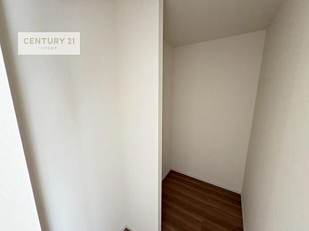 ウォークインクローゼット付きです。たくさんのお洋服などを収納しておけそうですね!他にも扇風機や加湿器など季節物の大きな家電も収納できます。