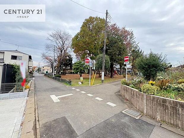 前面道路は4m!陽当り良好な立地です。車庫入れが苦手な方も安心ですね。