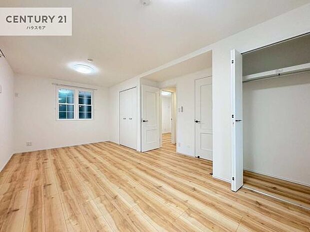 洋室は子供部屋や寝室、色々と用途多彩に利用できますね。収納力もたっぷりなので、広々気持ちよく過ごすことができます。