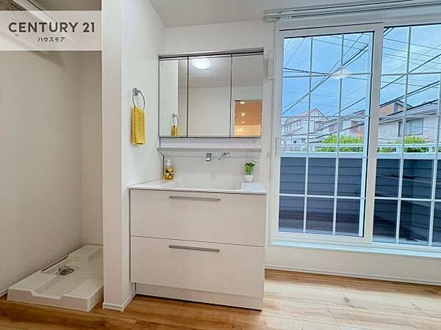 三面鏡仕様の洗面所は、身だしなみがしやすい造り!裏は収納になっています。ドライヤーやお化粧道具を片付けられるので洗面台周りをスッキリと見せることが出来ます!