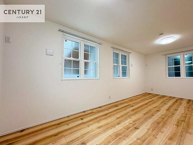 ライフスタイルに合わせて2部屋に分けることも可能です！シンプルにデザインされているため、家具を選びません。