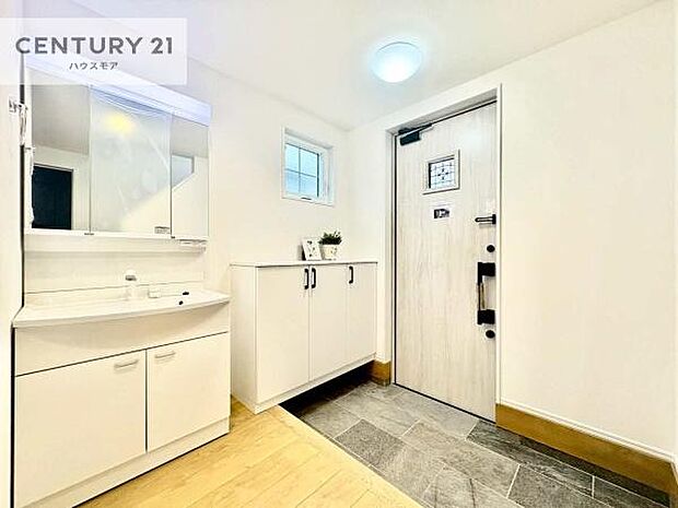 シューズボックス付きなので、玄関が片付きお掃除がしやすいです!スッキリした玄関で戸を開けた瞬間、清潔感のある心地いい空間が出迎えてくれます。