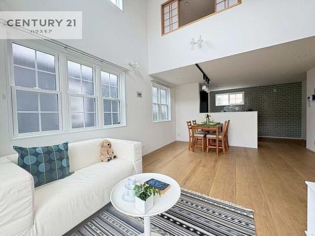 心地良いリビングは家族が自然と集まります。家族団欒の時間が増えそうです。ご家族と、より一層充実した時間を過ごせそうですね。明るく開放的な空間です。