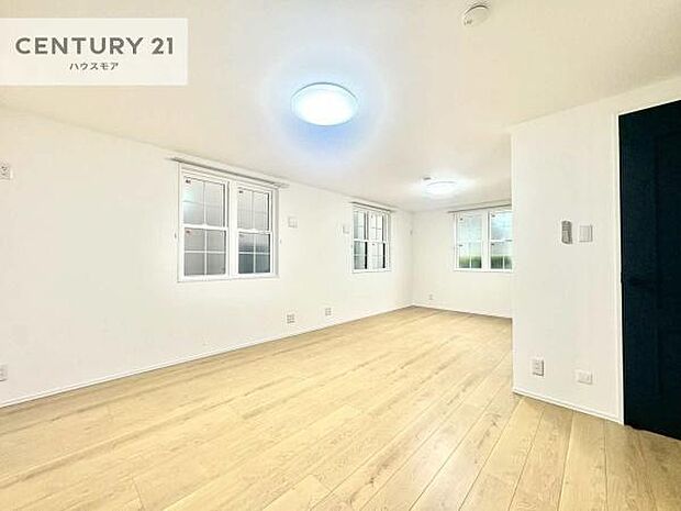 優しい光が差し込む洋室は、朝の目覚めも気持ちが良さそうですね。おうち時間もゆったりと過ごすことができます。優しい色合いのフローリングがどんな家具にもマッチします!