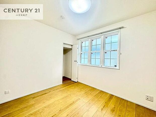 掃き出し窓がないお部屋は、お子様のお部屋としても安心です!収納スペースも充実しているので散らかったお部屋をサッと片付けられます!