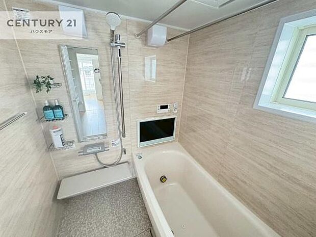 落ち着きある大人の雰囲気のバスルームは、味が出ていてバスタイムが充実!浴室TVつきです!お仕事頑張っているご褒美にお好みの匂いの入浴剤を入れて、楽しんでみてはいかがでしょうか?