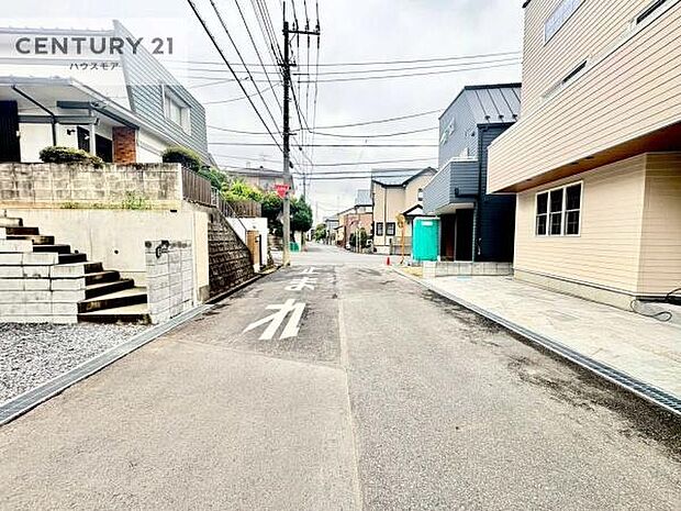 前面道路は5.9m!陽当り良好な立地です。車庫入れが苦手な方も安心ですね。