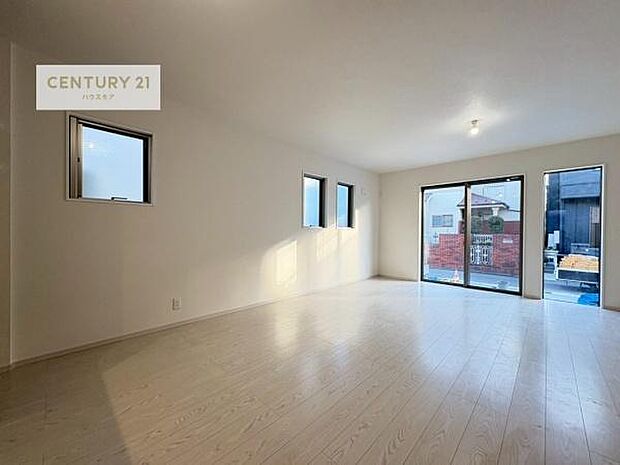 大きな窓からたっぷりの陽ざしが入る明るいリビング。開放感のあるリビングで家族団らんのくつろぎの時間を過ごせます。