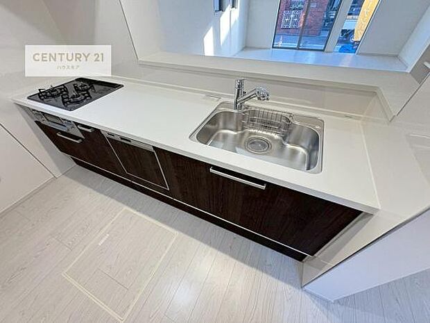 大人気の対面式システムキッチンを採用しています！ご家族のコミュニケーションが自然と増える設計です。お子様にも目が届くので嬉しいですね。広々使えて快適に作業が進みます。