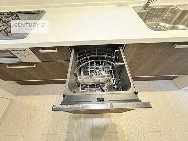 食洗機付き！忙しい時や冬場は手荒れ防止として大活躍します！ビルトイン仕様なので、場所も取らず調理スペースも広く使えて手際よく作業が出来ます！