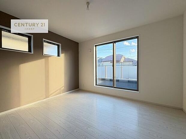 バルコニーに面している洋室です。明るく温もりがあり、換気もしっかりできます！朝起きて、外に出て背伸びをしつつ深呼吸をし良い朝を迎え入れることが出来そうですね！