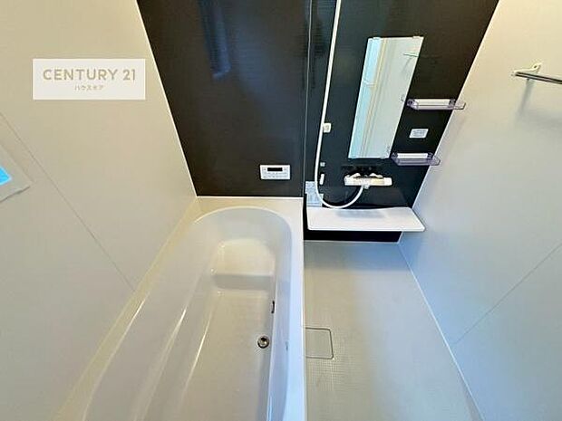 落ち着きある大人の雰囲気のバスルームは、シックなデザインでバスタイムが充実！お仕事頑張っているご褒美にお好みの匂いの入浴剤を入れて、楽しんでみてはいかがでしょうか？