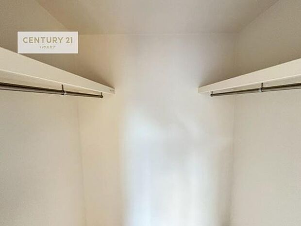 ウォークインクローゼット付きです。たくさんのお洋服などを収納しておけそうですね！他にも扇風機や加湿器など季節物の大きな家電も収納できます。