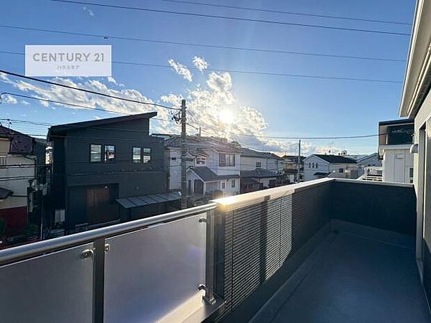 陽当たり良好なバルコニーです！晴れた日には青い空を見渡せる開放的な時間を楽しめます。