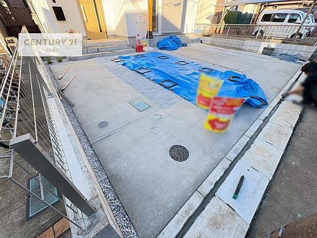 駐車スペースは3台分あります！セカンドカーはもちろん、バイクや自転車なども置き場所に困りません。