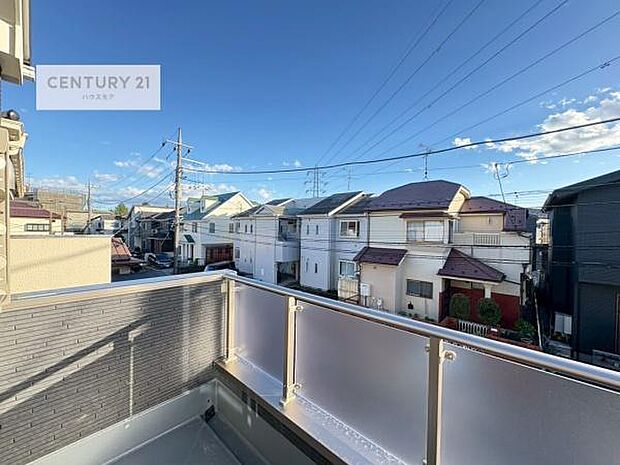 落ち着きある住宅街です！周囲には高い建物がなく、空が広く開放感があり、陽当たりを大きく遮られることもありません！気持ちの良い風が通り抜ける街並みです！