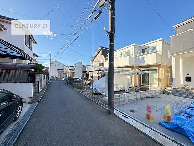 前面道路4ｍ！陽当り良好な立地です。車庫入れが苦手な方も安心ですね。