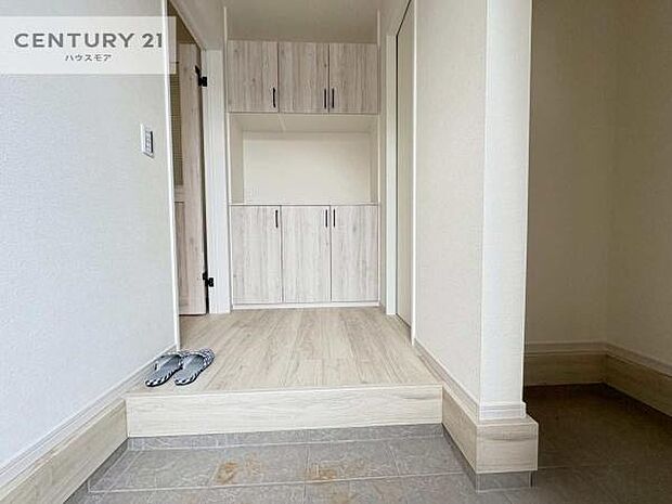 玄関土間収納付き!収納スペースなのでベビーカーやアウトドアの道具がスッキリしまえます!取り出しもラクラク!整理整頓がしやすい!