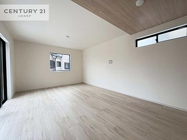 心地良いリビングは家族が自然と集まります。家族団欒の時間が増えそうです。ご家族と、より一層充実した時間を過ごせそうですね。明るく開放的な空間です。